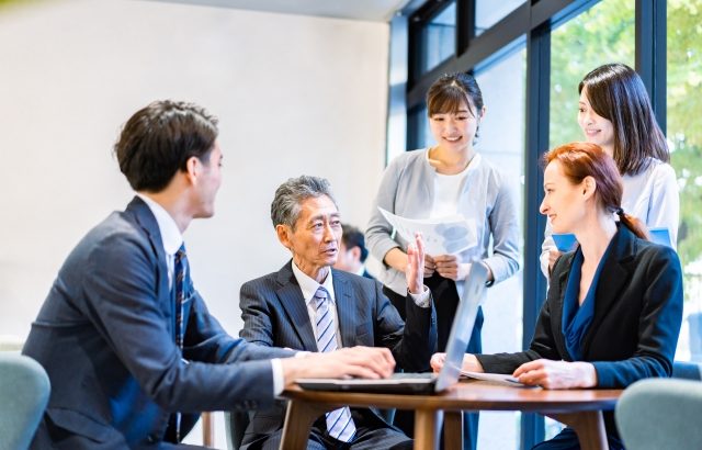 Vận hành kênh hỗ trợ có phiên dịch: Giải pháp giảm tỷ lệ nghỉ việc của nhân viên người nước ngoài